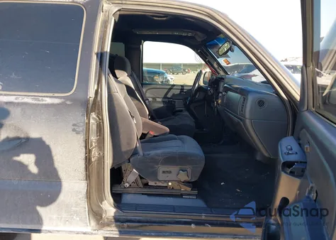 2002 Chevrolet Silverado 1500 Ls z USA, uszkodzony, nr VIN 2GCEC19T921162930